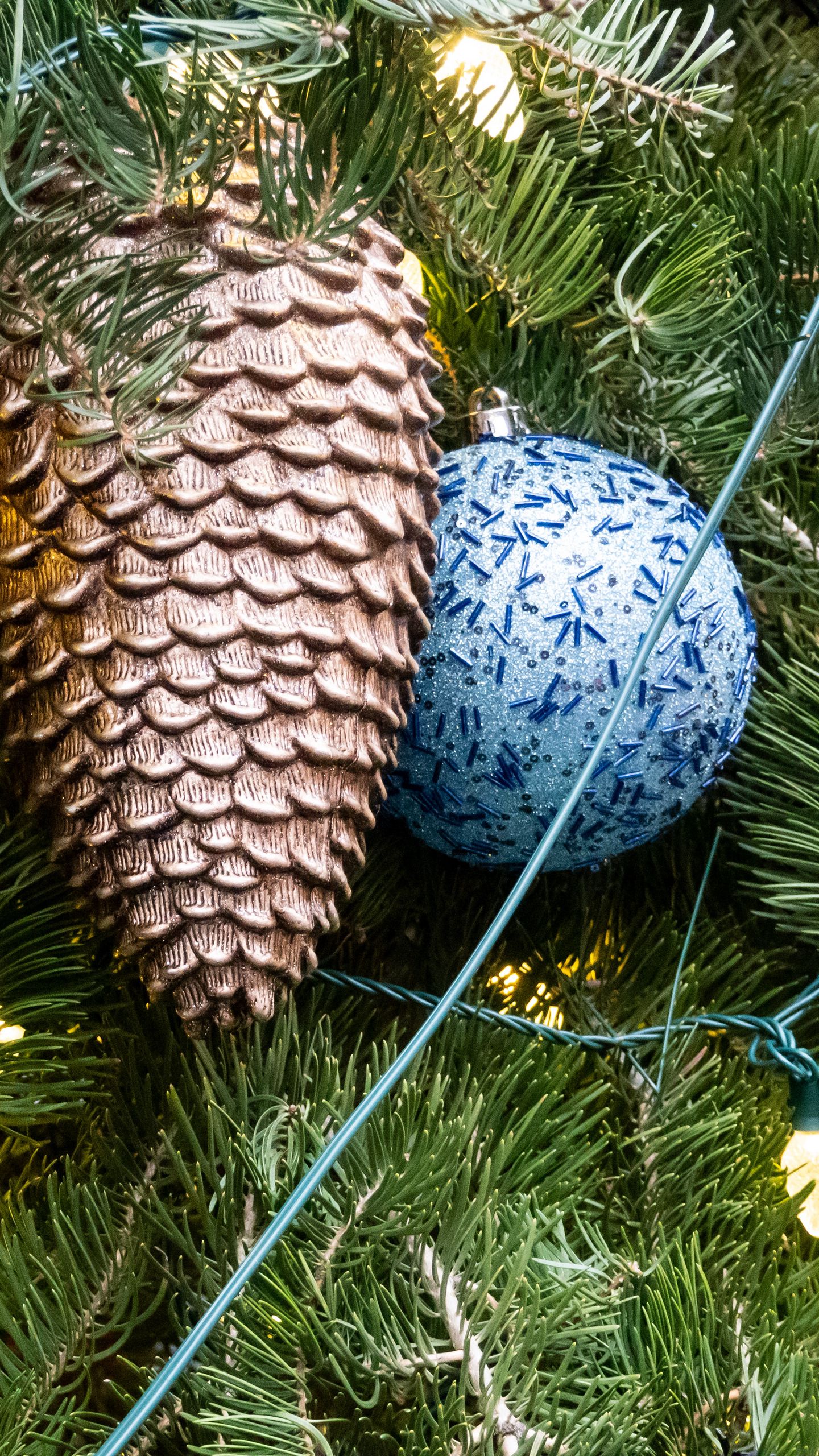 pine_cone_christmas_ball_tree_4367217